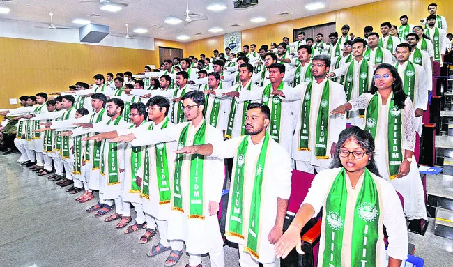 అట్టహాసంగా ‘పట్టా’భిషేకం