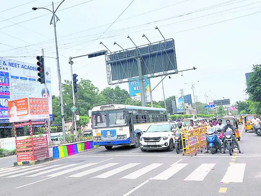 నిఘానేత్రం చూస్తోంది