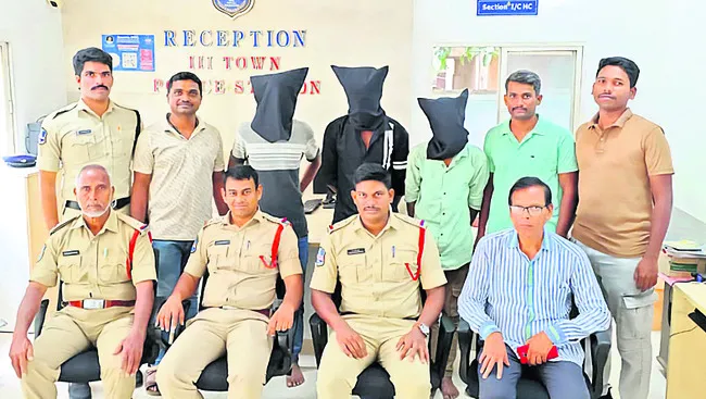 మెడికల్ షాపులో చోరీ నిందితుల అరెస్టు