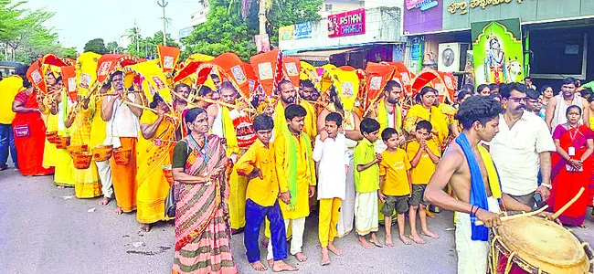 భక్తిశ్రద్ధలతో కావడిసేవ