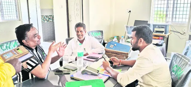 రైతులకు అందుబాటులో ఎరువులు 