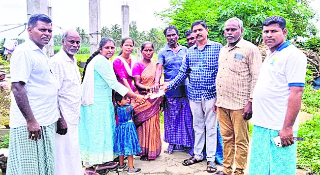 బాలికలకు ఆర్థిక సాయం