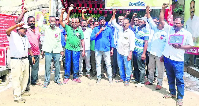 ఉంగుటూరు బస్టాండ్లో బస్సుల నిలుపుదల
