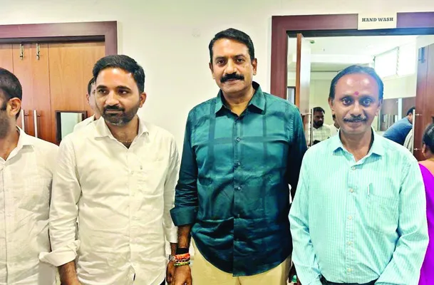 హైకోర్టు న్యాయమూర్తిని కలిసిన న్యాయవాద పరిషత్ సభ్యులు