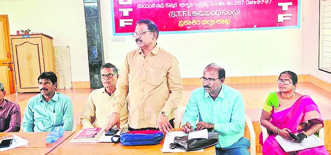 బదిలీ అయిన ఉపాధ్యాయులకు జీతాలివ్వండి 