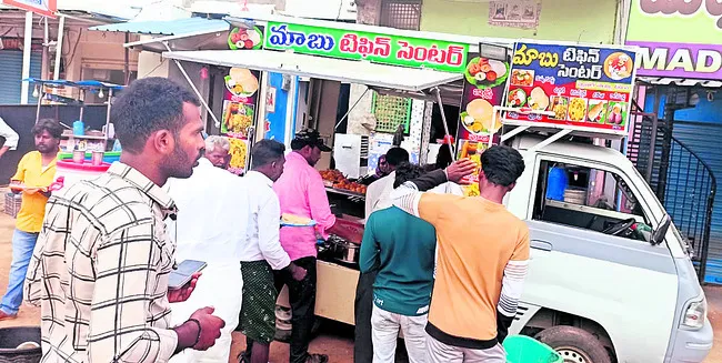 రేషన్ బండి పాయే..టిఫిన్ బండి వచ్చే!