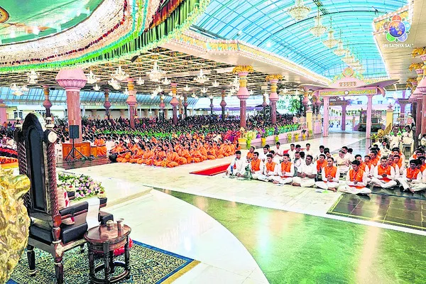 సత్యసాయి బోధనల ఆచరణతో స్వీయ పరివర్తన