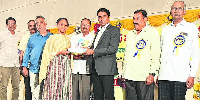 విద్యకు పేదరికం అడ్డు కాకూడదు