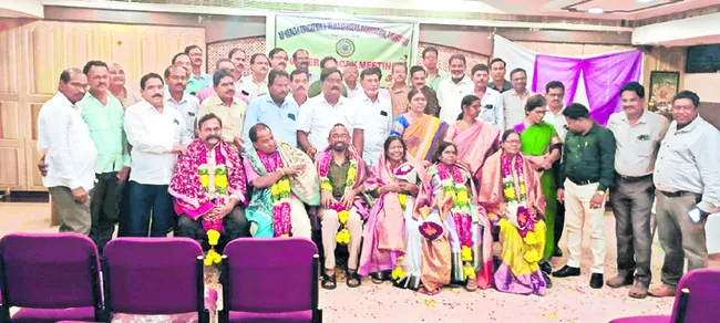 ఉద్యోగ విరమణ చేసిన అధికారులకు సత్కారం