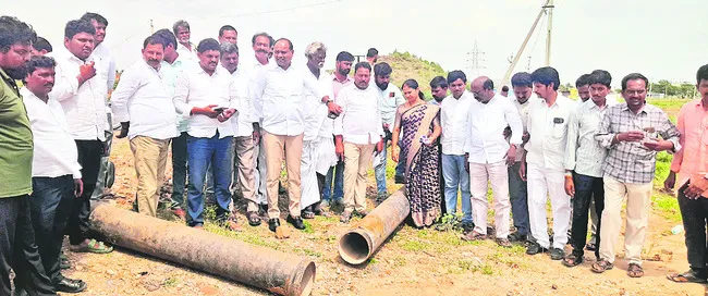 నీటి సరఫరా పైపులు దోచుకెళ్తున్నారు