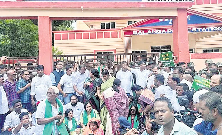 BJD, Congress agitate after minor girl set on fire in Puri5