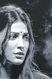 Shruti Haasan look from Coolie unveiled4