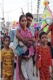 Wife Carries Husband On Her Back For 150 km During Kanwar Yatra Goes Viral2