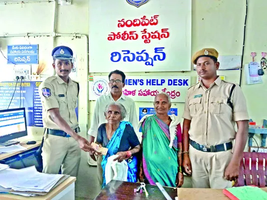పోగొట్టుకున్న డబ్బులు అందజేత