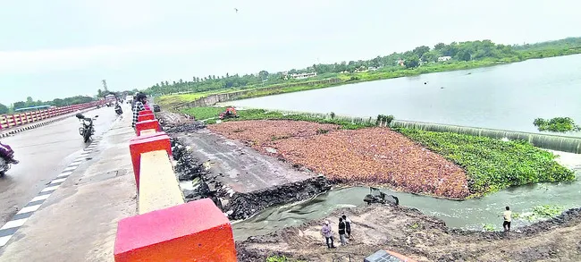 చెక్డ్యామ్ ఎత్తు తగ్గింపు పనులు ప్రారంభం