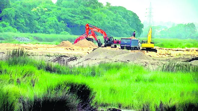 దాచాలన్నా.. దాగలేదు!