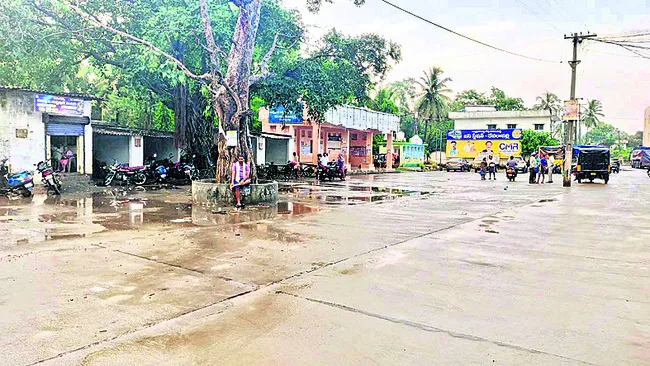 కుంగిన కల్వర్టు.. ఆగిన ఆర్టీసీ బస్సు సర్వీసులు
