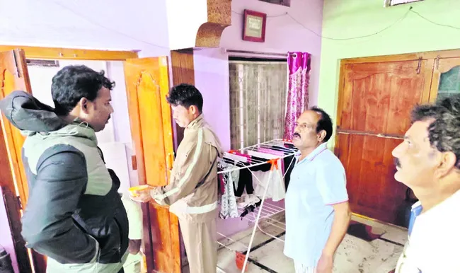 నాలగు ఇళ్లలో చోరీకి యత్నం