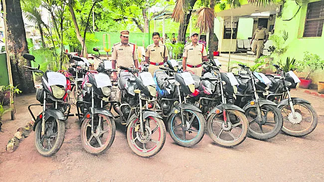 అంతర్రాష్ట్ర బైక్‌ దొంగల అరెస్ట్‌ 