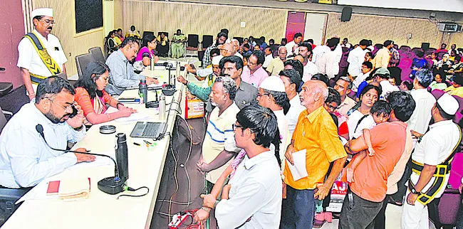 అర్జీలపై నిర్లక్ష్యంగా ఉంటే షోకాజ్ నోటీసులు