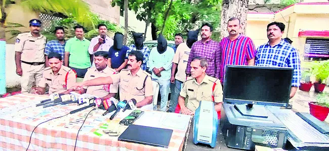 నకిలీ ఆర్‌సీల తయారీ ముఠా గుట్టురట్టు