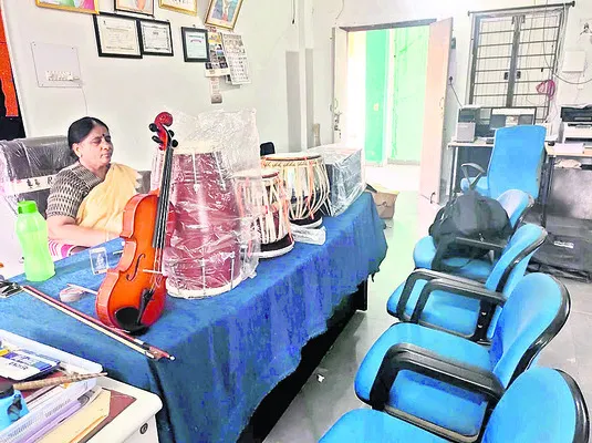 పరికరాలు సరే.. మాస్టర్ ఎక్కడ.?