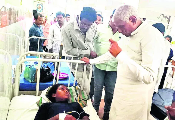 ‘విద్యార్థినులు అస్వస్థతకు గురైతే పట్టించుకోరా?’ 