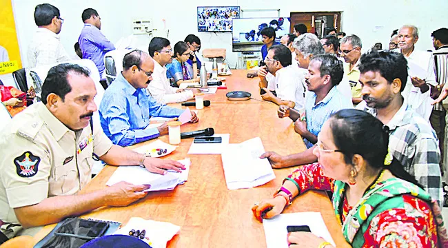 సకాలంలో అర్జీలను పరిష్కరించండి 