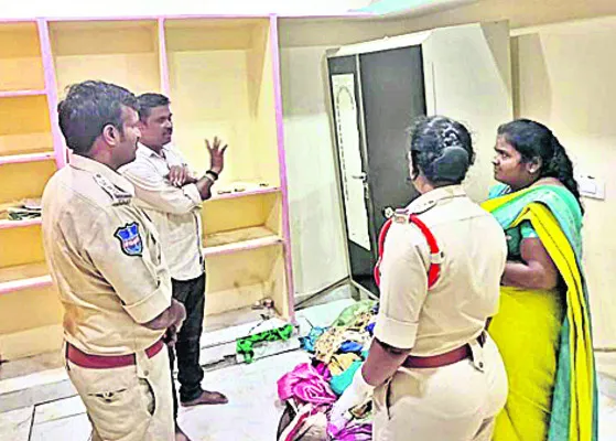ముధోల్లో పట్టపగలే చోరీ