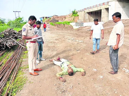కూతుర్ని స్కూల్‌కు పంపించేందుకు వెళ్తూ...