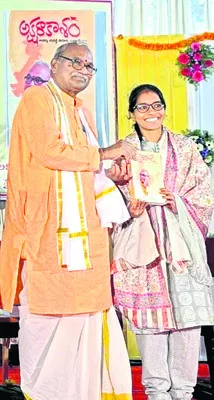 కొండగడప విద్యార్థినికి ప్రశంసలు