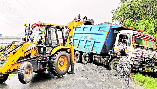 అదుపుతప్పి పంట కాల్వలో బూడిద లారీ