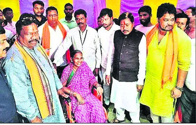 పింఛన్లు, రేషన్‌ కార్డులు పంపిణీ 