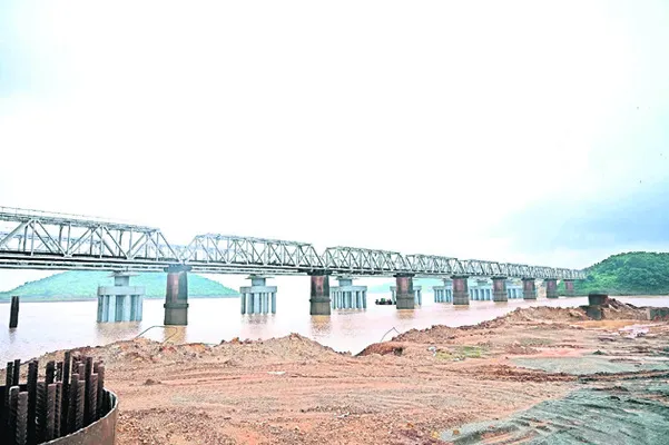 బొడసుక్కు వంతెన నిర్మాణ పనుల పరిశీలన 
