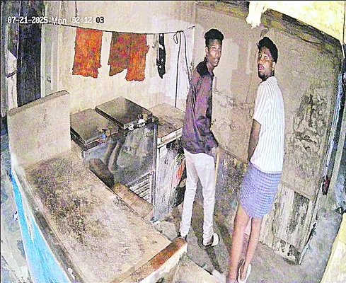 సీసీ కెమెరాలు అలర్ట్‌.. దొంగలు పరార్‌ 