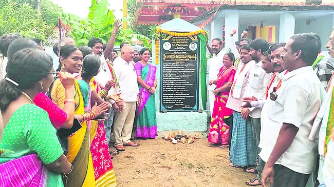 ● అర్హులందరికీ ఇందిరమ్మ ఇళ్లు ● ఎమ్మెల్యే విజయరమణారావు ● పెద్దపల్లి, ఓదెల మండలాల్లో ఆకస్మిక పర్యటన ● పలు అభివృద్ధి పనులకు శంకుస్థాపనలు, ప్రారంభోత్సవాలు