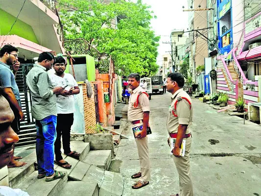 రెండు ఇళ్లలో చోరీ