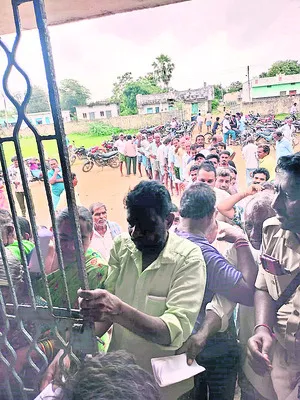యూరియా కోసం బారులు