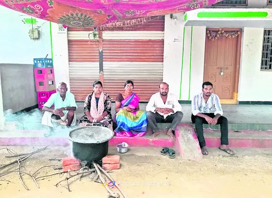 అదనపు కట్నంకోసం వేధిస్తున్నారు