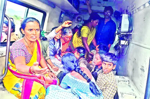 ఆటోను ఢీకొన్న ప్రైవేటు కాలేజీ బస్సు