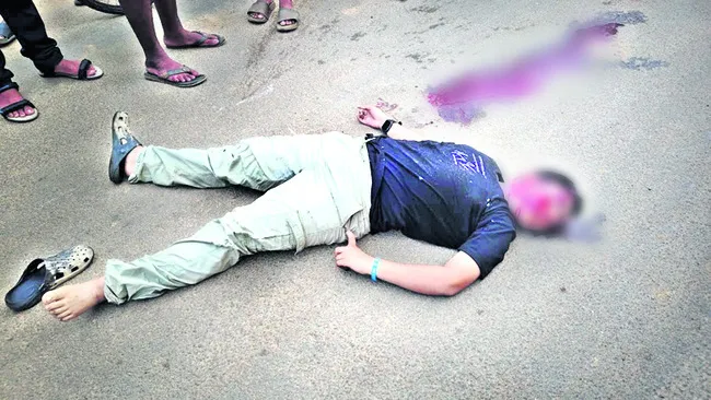 స్కూల్ బస్సు ఢీకొని విద్యార్థి మృతి