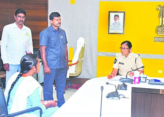 పోలీస్‌ గ్రీవెన్స్‌కు 72 ఫిర్యాదులు 