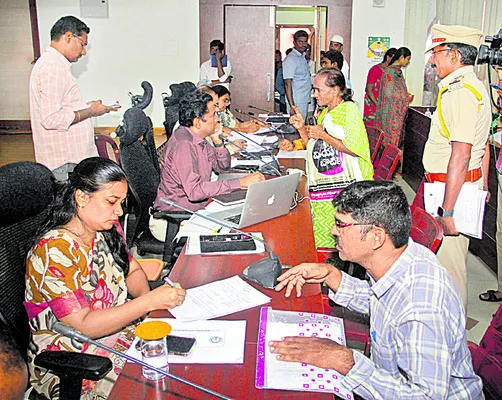 అర్జీల పరిష్కారంలో అలసత్వాన్ని సహించం 