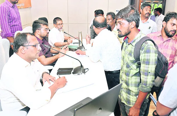కలెక్టరేట్ పీజీఆర్ఎస్కు 349 వినతులు