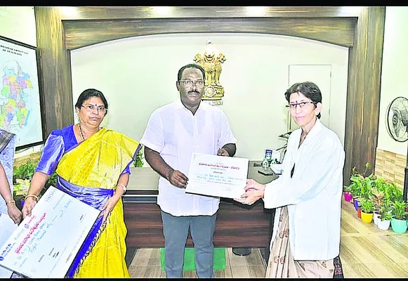 లక్కీడిప్ విజేతలకు నగదు బహుమతులు