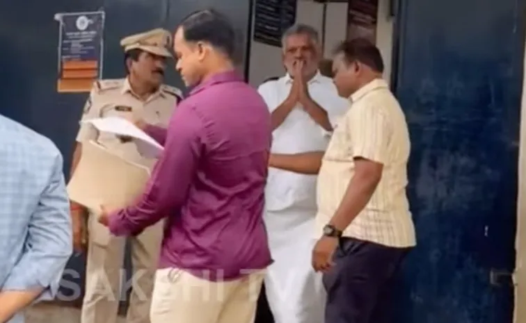 Vijayawada: Chevireddy Bhaskar Reddy Emotional In Court
