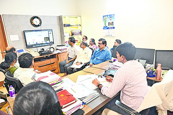 ● సీఎంతో వీడియో కాన్ఫరెన్స్‌ 
