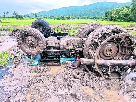 బురదలో కలిసిన రైతు ప్రాణం 