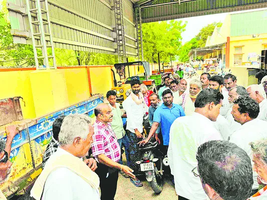 ధరలు కనిష్టం.. కష్టాలు గరిష్టం!