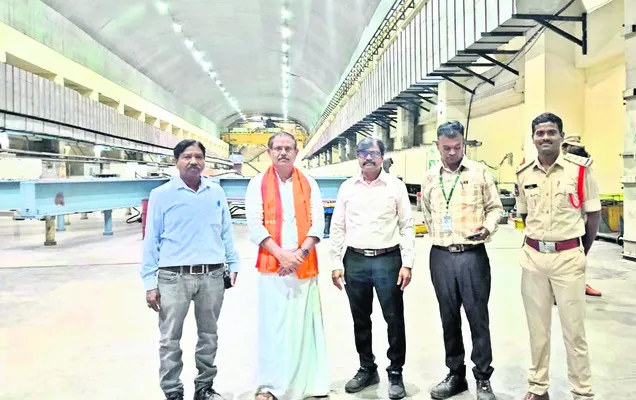 విద్యుదుత్పత్తి కేంద్రాన్ని సందర్శించిన శ్రీశైలం ఈఓ
